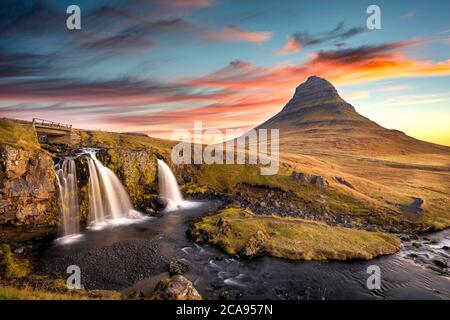 Sonnenaufgang am Kirkjufell Mountain mit Blick auf einen kleinen Wasserfall, Island, Polarregionen Stockfoto