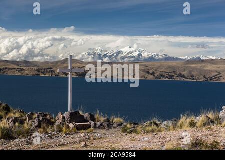 Tageslicht am Titicacasee mit der Cordillera Real Bergkette im Hintergrund, Departamento La Paz, Bolivien, Südamerika Stockfoto