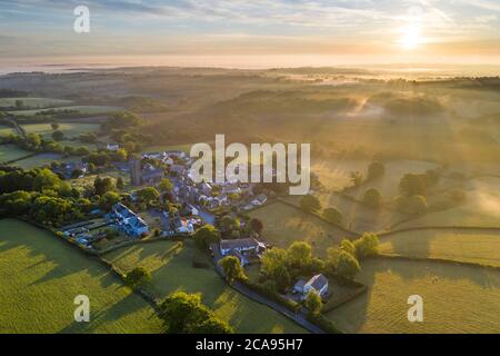 Frühlingsaufgang über dem Dartmoor-Dorf South Tawton in Devon, England, Großbritannien, Europa Stockfoto