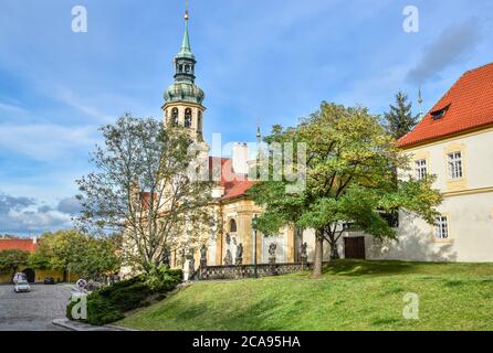 Prag, Tschechische Republik - 12. Oktober 2017: Der Prager Loreto ist ein bemerkenswertes barockes historisches Denkmal, ein Wallfahrtsort mit fesselnder Geschichte Stockfoto