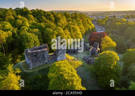 Frühlingsmorgen in Okehampton Castle, Okehampton, Devon, England, Großbritannien, Europa Stockfoto