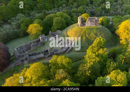 Luftbild mit den Ruinen von Okehampton Castle an einem Frühlingsmorgen, Okehampton, Devon, England, Großbritannien, Europa Stockfoto