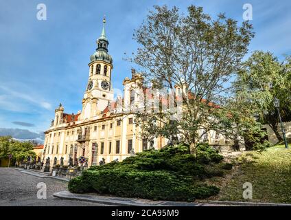 Prag, Tschechische Republik - 12. Oktober 2017: Der Prager Loreto ist ein bemerkenswertes barockes historisches Denkmal, ein Wallfahrtsort mit fesselnder Geschichte Stockfoto