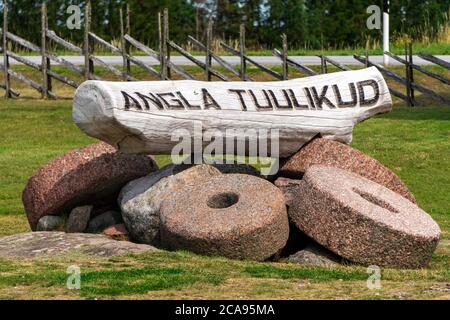 Saaremaa / Estland - 19. Juli 2020: Angla Tuulikud auf der Insel Saaremaa. Historische Zusammensetzung der natürlichen Holzmühlen Stockfoto