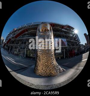 Eine riesige bronzene Daumenstatue von César Baldaccini vor dem George Pompidou Centre in Paris. Stockfoto