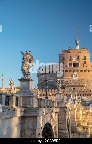 Engelbrücke (Ponte Sant'Angelo) und Engelsburg, UNESCO-Weltkulturerbe, Rom, Latium, Italien, Europa Stockfoto