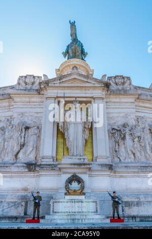 Grab des unbekannten Soldaten, Statue der Göttin Roma, Vittorio Emanuele II Denkmal, Altare della Patria (Altar des Vaterlandes), Rom, Latium, Italien Stockfoto