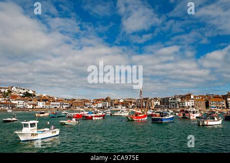 Fischerboote im Hafen bei Flut st.ives cornwall festgemacht Stockfoto