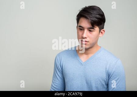Porträt eines jungen Mannes, der denkt und nach unten schaut Stockfoto
