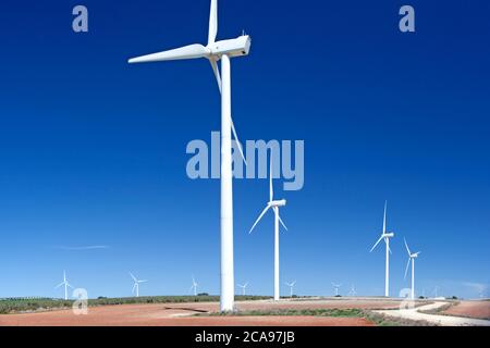 Riesige Windturbinen ernten Kraft in der Landschaft von Südspanien Stockfoto