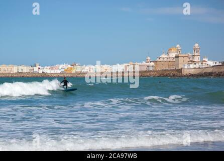 Surfer vor der Kathedrale von Cadiz in Südspanien Stockfoto