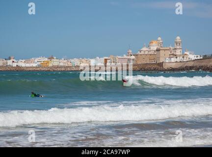 Surfer vor der Kathedrale von Cadiz in Südspanien Stockfoto