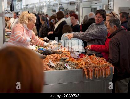 Shopper auf dem Indoor-Fischmarkt in Cadiz, Spanien Stockfoto