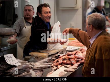 Shopper auf dem Fischmarkt in Cadiz Stockfoto