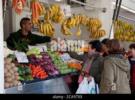 Einkäufer auf dem belebten Gemüse- und Fischmarkt in Cadiz Stockfoto