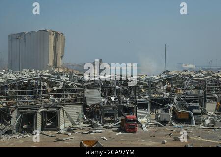 Beirut, Libanon. August 2020. Ein allgemeiner Blick auf den zerstörten Hafen einen Tag nach einer massiven Explosion erschütterte Beirut, tötete mindestens 100 Menschen und verletzte Tausende. Quelle: Marwan Naamani/dpa/Alamy Live News Stockfoto