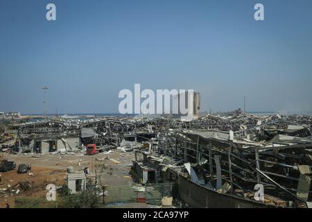 Beirut, Libanon. August 2020. Ein allgemeiner Blick auf den zerstörten Hafen einen Tag nach einer massiven Explosion erschütterte Beirut, tötete mindestens 100 Menschen und verletzte Tausende. Quelle: Marwan Naamani/dpa/Alamy Live News Stockfoto