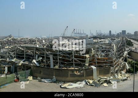 Beirut, Libanon. August 2020. Ein allgemeiner Blick auf den zerstörten Hafen einen Tag nach einer massiven Explosion erschütterte Beirut, tötete mindestens 100 Menschen und verletzte Tausende. Quelle: Marwan Naamani/dpa/Alamy Live News Stockfoto