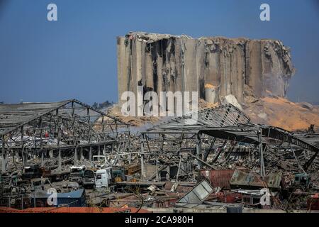 Beirut, Libanon. August 2020. Ein allgemeiner Blick auf den zerstörten Hafen einen Tag nach einer massiven Explosion erschütterte Beirut, tötete mindestens 100 Menschen und verletzte Tausende. Quelle: Marwan Naamani/dpa/Alamy Live News Stockfoto