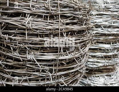 Stacheldraht zum Einzäunen, Draht verzinkt mit Spikes für die Industrie, Schutz Stockfoto