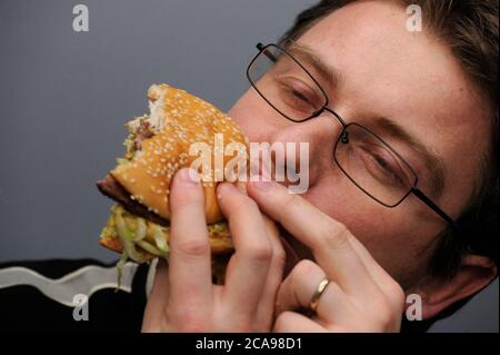 Ein Mann isst am 1. Januar 2009 Big Mac Hamburger von McDonald's in Prag, Tschechische Republik. (CTK Photo/Michal Kamaryt) Stockfoto
