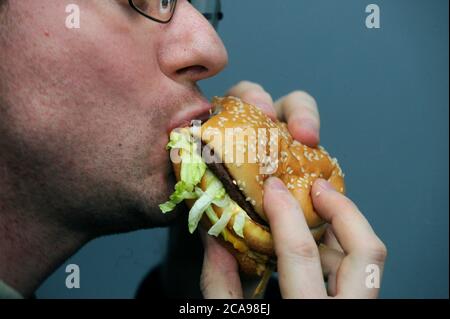 Ein Mann isst am 1. Januar 2009 Big Mac Hamburger von McDonald's in Prag, Tschechische Republik. (CTK Photo/Michal Kamaryt) Stockfoto