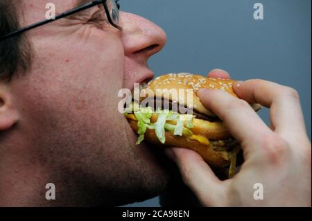 Ein Mann isst am 1. Januar 2009 Big Mac Hamburger von McDonald's in Prag, Tschechische Republik. (CTK Photo/Michal Kamaryt) Stockfoto