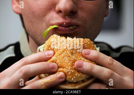 Ein Mann isst am 1. Januar 2009 Big Mac Hamburger von McDonald's in Prag, Tschechische Republik. (CTK Photo/Michal Kamaryt) Stockfoto