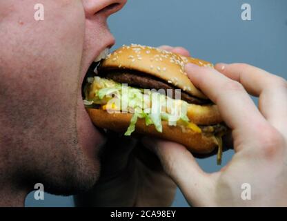 Ein Mann isst am 1. Januar 2009 Big Mac Hamburger von McDonald's in Prag, Tschechische Republik. (CTK Photo/Michal Kamaryt) Stockfoto