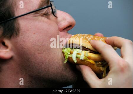 Ein Mann isst am 1. Januar 2009 Big Mac Hamburger von McDonald's in Prag, Tschechische Republik. (CTK Photo/Michal Kamaryt) Stockfoto
