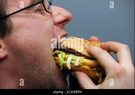 Ein Mann isst am 1. Januar 2009 Big Mac Hamburger von McDonald's in Prag, Tschechische Republik. (CTK Photo/Michal Kamaryt) Stockfoto