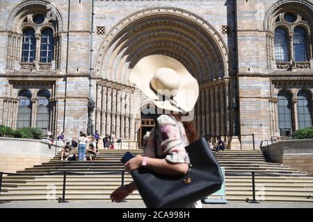 DAS KORREKTURDATUM WURDE VON 4. AUF 5. Personen vor dem Natural History Museum in South Kensington, London, übertragen, da es zum ersten Mal seit der Sperrung des Coronavirus wieder für die Öffentlichkeit zugänglich ist. Stockfoto