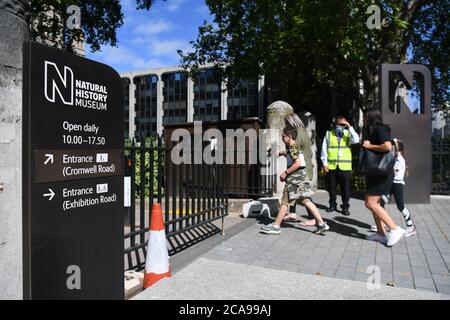 KORRIGIERTES KORREKTURDATUM VOM 4. BIS 5. Personen kommen im Natural History Museum in South Kensington, London, an, da es zum ersten Mal seit der Coronavirus-Sperre wieder für die Öffentlichkeit zugänglich ist. Stockfoto