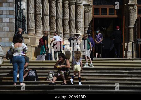 UMÜBERMITTELTES KORREKTURDATUM VOM 4. BIS 5. Personen Schlange vor dem Natural History Museum in South Kensington, London, da es zum ersten Mal seit der Coronavirus-Sperre wieder für die Öffentlichkeit geöffnet wird. Stockfoto