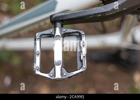 Fahrradpedal mit einer Kulisse aus Kunstrasen. Close-up Fahrradpedal Draufsicht, in Gebrauch Stockfoto