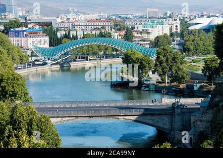 Friedensbrücke über den Fluss Mtkwari, entworfen von dem italienischen Architekten Michele de Lucci, Tiflis, Georgien, Kaukasus, Naher Osten, Asien Stockfoto