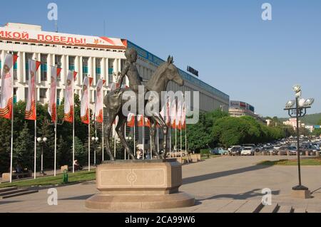 Unabhängigkeitsplatz, Statue eines Kindes auf einem Pferd, Almaty, Kasachstan Stockfoto