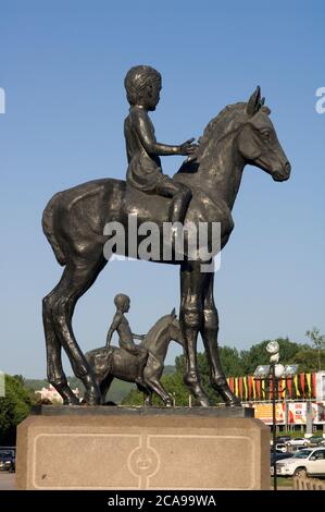 Unabhängigkeitsplatz, Statue eines Kindes auf einem Pferd, Almaty, Kasachstan Stockfoto