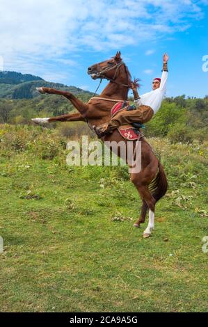 Mann auf aufbäumenden Pferd, kasachische ethnographische Dorf Aul Gunny, Talgar Stadt, Almaty, Kasachstan, Zentralasien, nur zu redaktionellen Zwecken Stockfoto