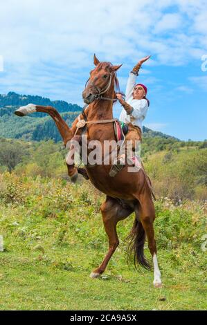 Mann auf aufbäumenden Pferd, kasachische ethnographische Dorf Aul Gunny, Talgar Stadt, Almaty, Kasachstan, Zentralasien, nur zu redaktionellen Zwecken Stockfoto