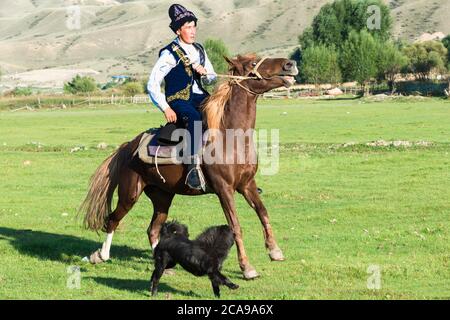 Kasachische Fahrer in traditioneller Kleidung, Sati Dorf, Tien-Shan-Gebirge, Kasachstan Stockfoto