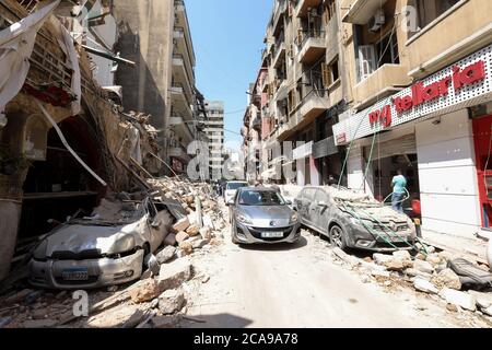 Beirut, Libanon. August 2020. Die Libanesen inspizieren die Schäden einer massiven Explosion in der libanesischen Hauptstadt Beirut am Mittwoch, den 5. August 2020. Retter arbeiteten die Nacht durch, nachdem am 4. August zwei gewaltige Explosionen durch Beiruts Hafen gerissen wurden, mindestens 100 Menschen getötet und Tausende verletzt hatten. Die Ursache der Explosion wird vermutlich durch die unsachgemäße Lagerung von Ammoniumnitrat verursacht. Foto von Ahmad Terro/UPI Kredit: UPI/Alamy Live Nachrichten Stockfoto