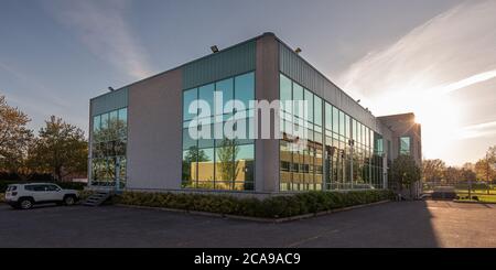 Die aussenfassade eines generischen Small Business Stockfoto