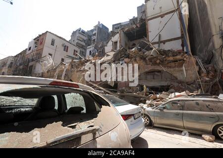 Beirut, Libanon. August 2020. Die Libanesen inspizieren die Schäden einer massiven Explosion in der libanesischen Hauptstadt Beirut am Mittwoch, den 5. August 2020. Retter arbeiteten die Nacht durch, nachdem am 4. August zwei gewaltige Explosionen durch Beiruts Hafen gerissen wurden, mindestens 100 Menschen getötet und Tausende verletzt hatten. Die Ursache der Explosion wird vermutlich durch die unsachgemäße Lagerung von Ammoniumnitrat verursacht. Foto von Ahmad Terro/UPI Kredit: UPI/Alamy Live Nachrichten Stockfoto