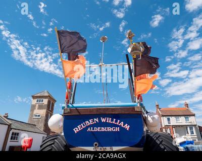 Aldeburgh, Suffolk, Großbritannien. August 2020. Das Reuben William Fischerboot auf dem Kiesstrand an der Nordsee. Es war ein warmer Sommertag mit einer steifen Brise, da der aktuelle heiße Zauber im Osten Englands weitergeht. Kredit: Julian Eales/Alamy Live Nachrichten Stockfoto