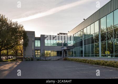 Ein Teil der Außenfassade eines generischen kleinen Unternehmens Stockfoto