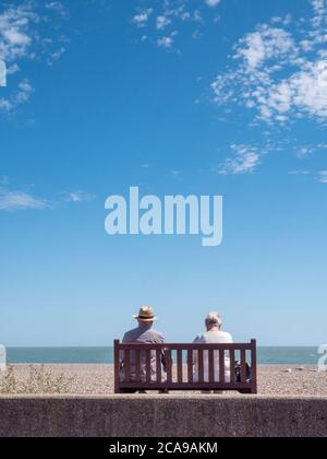 Aldeburgh, Suffolk, Großbritannien. August 2020. Die Menschen genießen den Kiesstrand an der Nordsee an einem warmen Sommertag mit einer steifen Brise, während der aktuelle heiße Zauber im Osten Englands weitergeht. Kredit: Julian Eales/Alamy Live Nachrichten Stockfoto