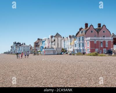 Aldeburgh, Suffolk, Großbritannien. August 2020. Die Menschen genießen den Kiesstrand an der Nordsee an einem warmen Sommertag mit einer steifen Brise, während der aktuelle heiße Zauber im Osten Englands weitergeht. Kredit: Julian Eales/Alamy Live Nachrichten Stockfoto