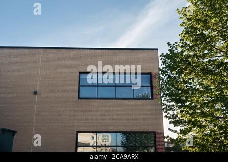 Ein Teil der Außenfassade eines generischen kleinen Unternehmens Stockfoto