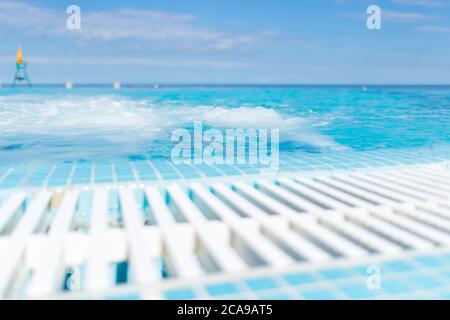 Swimmingpool und blaues Wasser im Resort mit wunderschönem Meerblick. Stockfoto